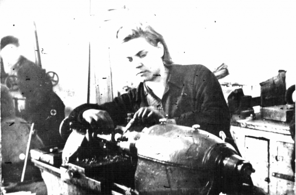 А.К Гайлис - токарь обозн. завода 1944.jpg