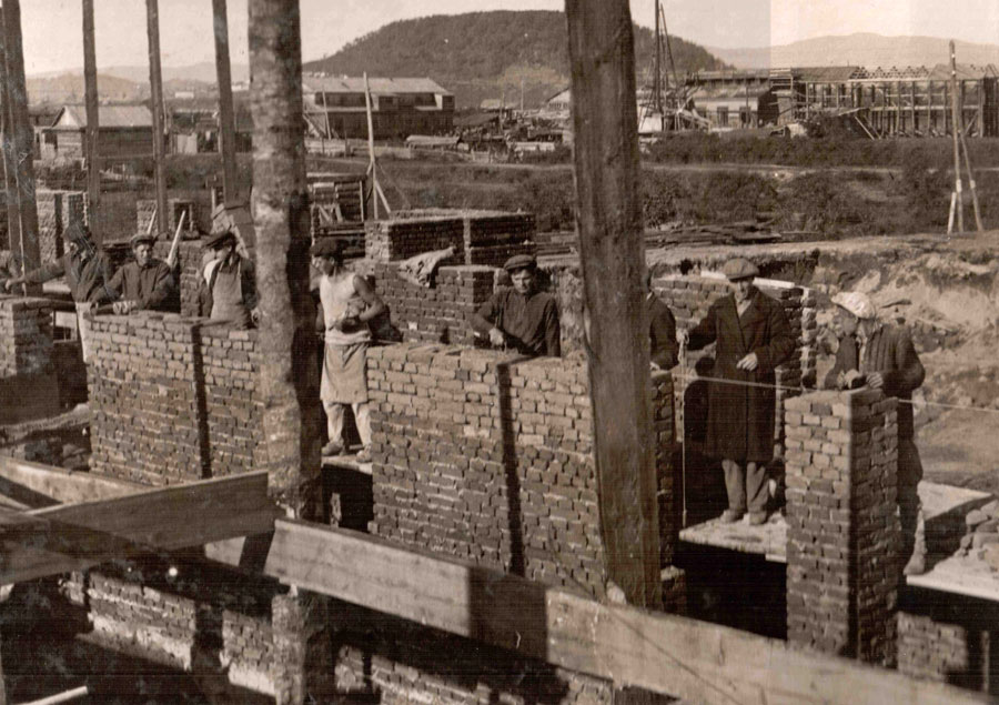 Строится-больница--Биробиджан-1938-г.jpg