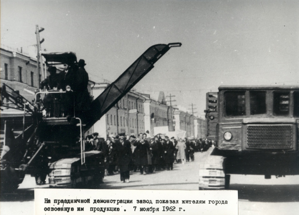 Продукция завода на праздничнлй демонстрации, 1962 г..jpg